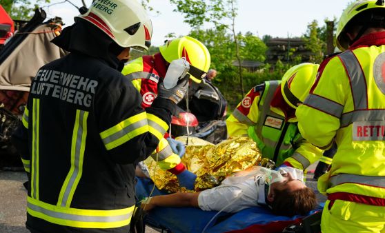 Großübung in Steyregg: Einsatzkräfte trainieren Massenkarambolage mit Schulbus