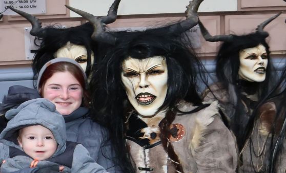 "Woidmenscha" am Kirchdorfer Adventmarkt: Der Krampus ist nicht nur ein Mann