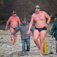 Sie haben es wieder getan: Eisschwimmer wagten sich bei Schönbühel in die Donau