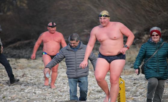 Sie haben es wieder getan: Eisschwimmer wagten sich bei Schönbühel in die Donau