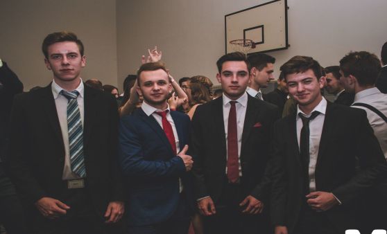 "Magic Moments" beim Maturaball der HLW Perg