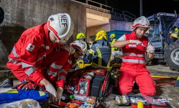 Technische Übung in Schlierbach fordert Einsatzkräfte von Feuerwehr und Rotem Kreuz
