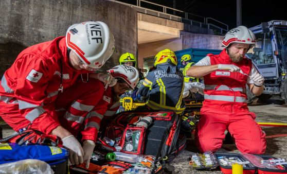Technische Übung in Schlierbach fordert Einsatzkräfte von Feuerwehr und Rotem Kreuz