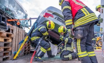 Spektakuläre Einsatzübung in Hinterstoder: Menschenrettung aus Lkw und Pkw