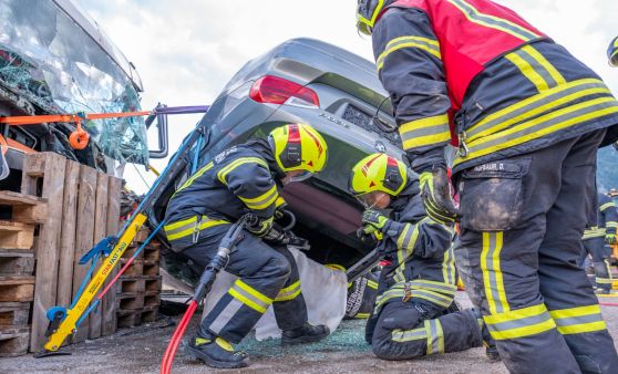 Spektakuläre Einsatzübung in Hinterstoder: Menschenrettung aus Lkw und Pkw