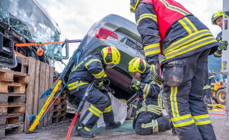 Spektakuläre Einsatzübung in Hinterstoder: Menschenrettung aus Lkw und Pkw