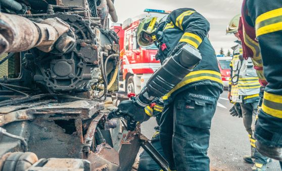 Dramatischer Busunfall als Übungsszenario in Laakirchen