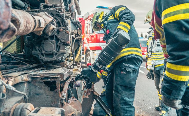 Dramatischer Busunfall als Übungsszenario in Laakirchen