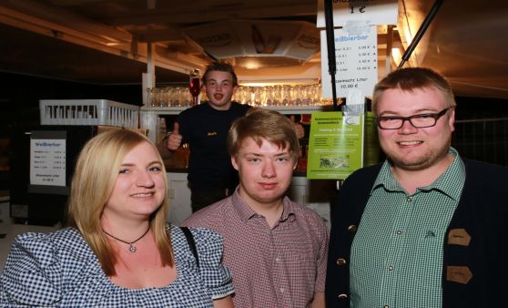 Dirndl trifft Lederhose