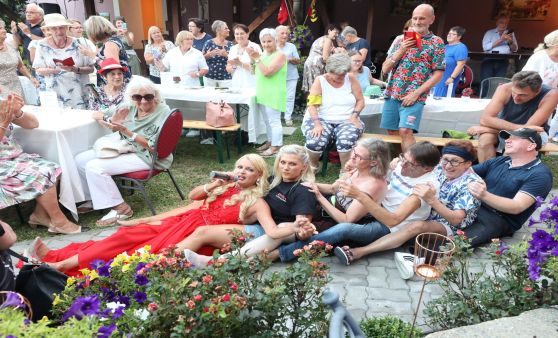 Glanzvolle TV-Premiere: Daniela Urichs Eventgarten im Zeichen von Schlager und Fernsehen