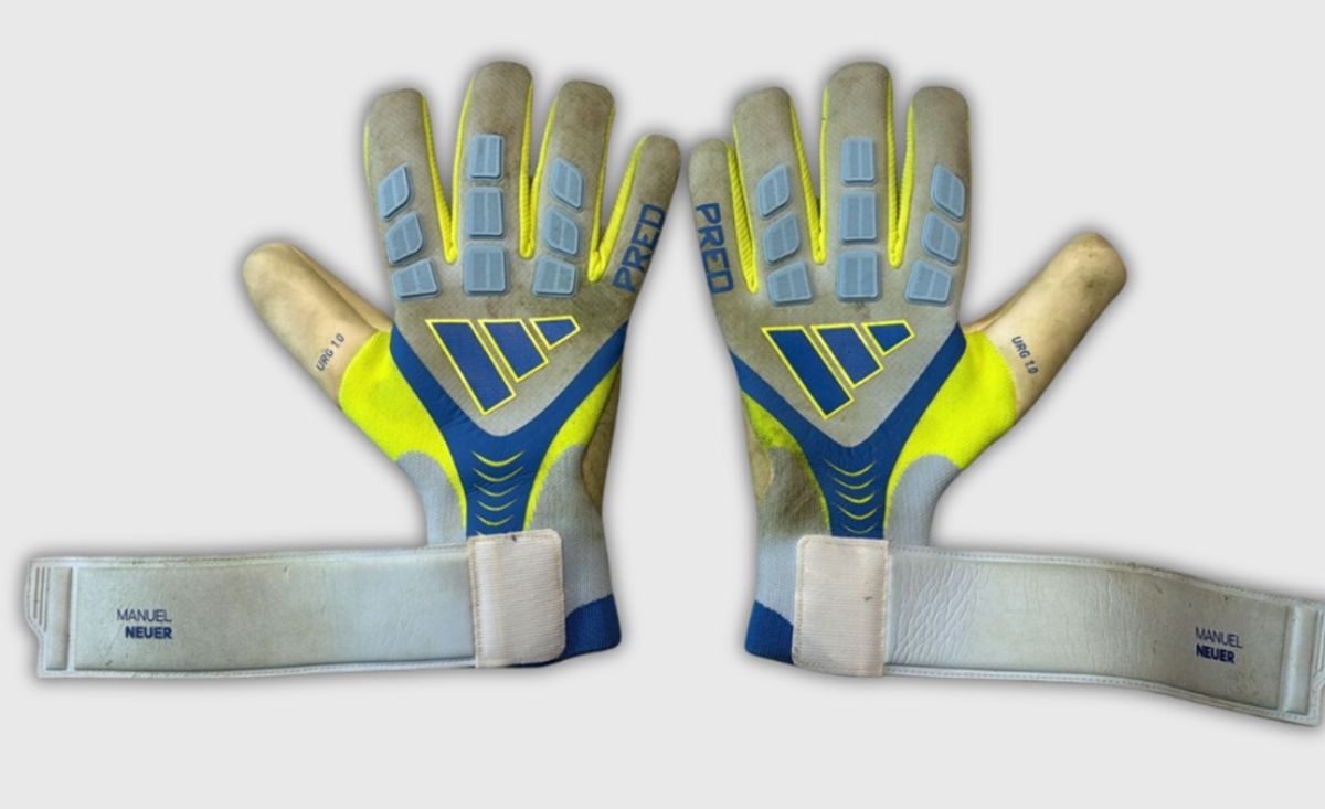 FC Bayern Sensation: Jetzt werden Manuel Neuers Handschuhe aus dem  Madrid-Spiel versteigert