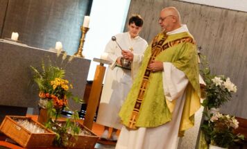 Segnung der Kräutersäckchen durch Pfarrer Franz Zeiger