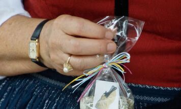 Kräutersalzsäckchen werden an die weiblichen Besucherinnen der Messe ausgeteilt 