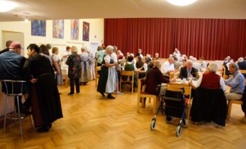 gut besuchtes Pfarrkaffee im Pfarrsaal Steyr-Münichholz
