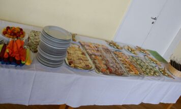 reichhaltiges Buffet mit von den Goldhaubenfrauen selbst gebackenen Mehlspeisen und mit selbst gemachten pikanten Brötchen und Schmankerln wie Lachspalatschinken, Quinoastrudel und Pizzaschnitten