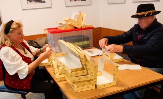 2022.11.17. Kekse einpacken im Pfarrhof Stadtpfarre Steyr