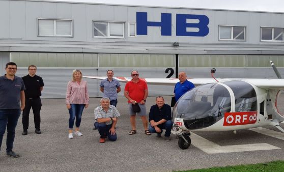 Angestelltengewerkschafter aus Kirchdorf besuchen den Stützpunkt des AK Radio OÖ Überfliegers