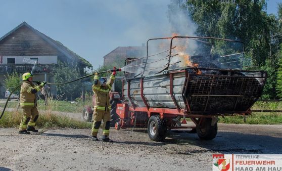 Ladewagen- und Feldbrand in Haag