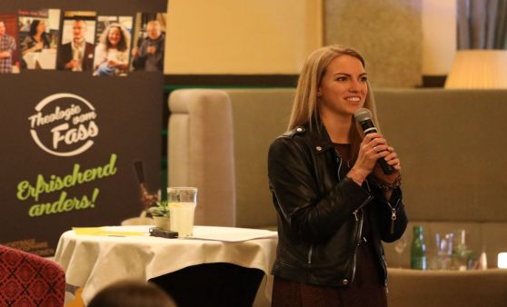 Theologie vom Fass mit Lisa Perwein