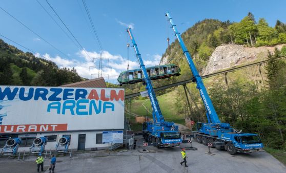 Abtransport der alten Standseilbahnwagen auf der Wurzeralm