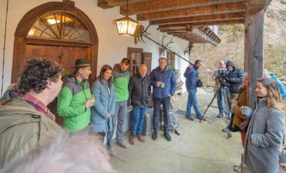 Präsentation der "Augmented Reality"-Brillen im historischen Forsthaus Bodinggraben