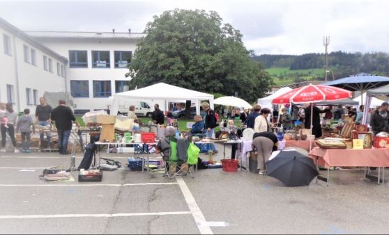 Scharnstein: Der Flohmarkt auf dem Kirchenplatz war von den Ausstellern und Besuchern gut frequentiert.
