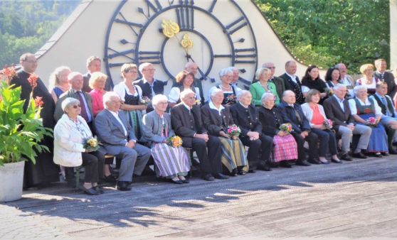 Grünau im Almtal : Der Kirchenchor bereicherte mit dem Gesang den Festgottesdienst der Ehejubiläen.