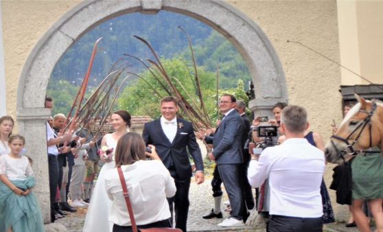 Grünau im Almtal : Pferdekutschen begleiteten die Hochzeitsgäste bis zur Pfarrkirche.