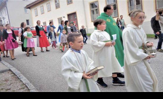 St. Konrad : Der Kirchenchor und Schüler der VS - St. Konrad umrahmten das Erntedankfest.