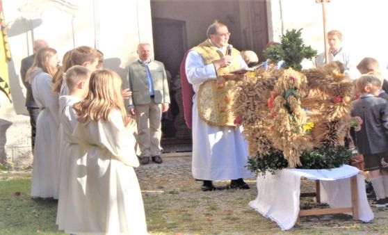 Almtal : Erntedankfest in Viechtwang bei herbstlichen Schönwetter.