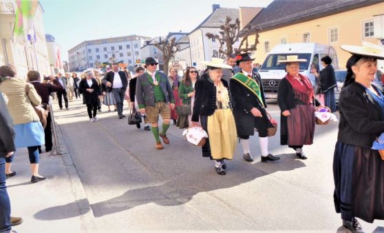 Gmunden : Bunter Trachtenfestzug von der Pfarrkirche in die Altstadt zum Rathausplatz.