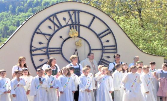 Grünau i. A.: Erstkommunionfeier bei schönstem Frühlingswetter.