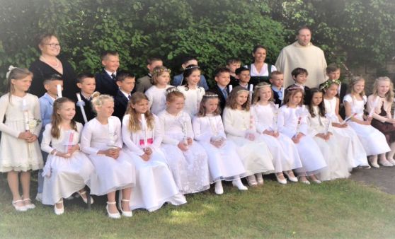 Scharnstein : Erstkommunionsfest mit Festgottesdienst vom Herrn Pfarrer P. Leopold zelebriert.