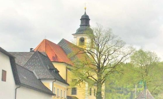 Grünau im Almtal :. Ehemaliger Pfarrer P. Christoph Eisl (80) feiert mit Festmesse seinen runden Geburtstag.