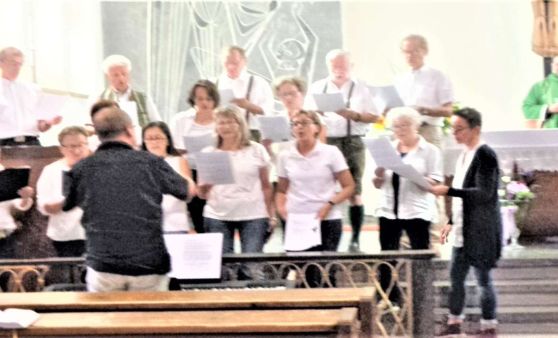 Scharnstein : Der Kirchenchor umrahmte den Festgottesdienst und das Pfarrfest musikalisch.