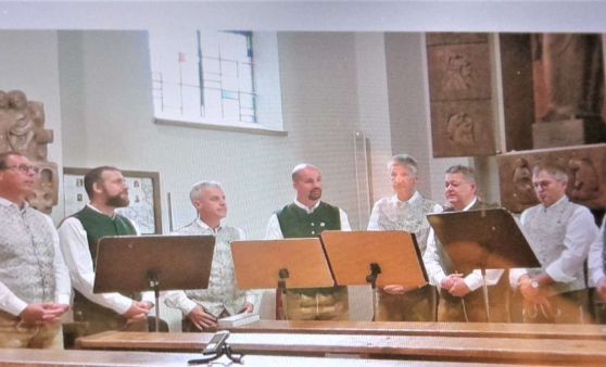 Scharnstein : Das Doppelquartett Edelweiß aus Gmunden verschönerte mit seinem Gesang den Gottesdiest in Pfarrkirche.