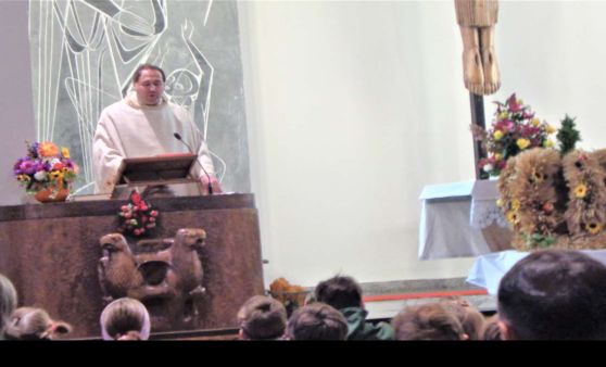 Scharnstein : Gelungenes Erntedankfest mit schön geschmückter Erntekrone.