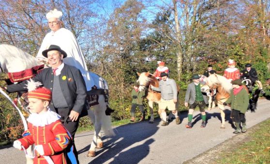 Pettenbach : Leonhardiritt bei prachtvollem Herbstwetter nach Heiligenleithen.