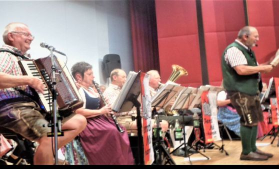Scharnstein : Das Jubiläumskonzert der Gerstl Musi begeisterte die vielen Besucher in der Landesmusikschule.