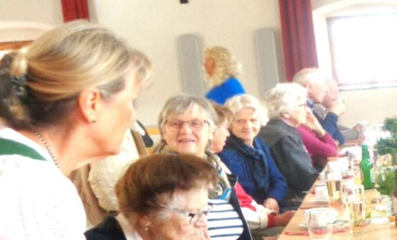 Grünau im Almtal : Der Tag der Älteren mit dem Festgottesdienst gestaltet vom Kirchenchor würdig gefeiert.