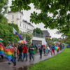 Bunter Spaziergang und eine Regenbogenfahne, die erstmals am Gemeindeamt in Ottensheim weht