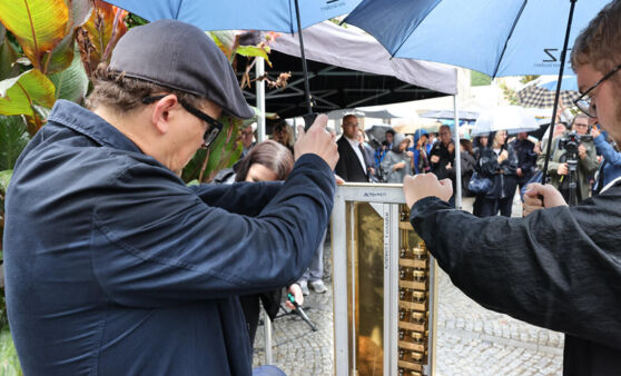 17 Erinnerungsstelen für 144 jüdische Opfer des Nationalsozialismus in Linz aufgestellt