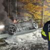 Schwerer Crash – E-Auto brennt nach Unfall