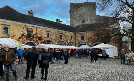 Adventmarkt auf der Burg Bad Kreuzen