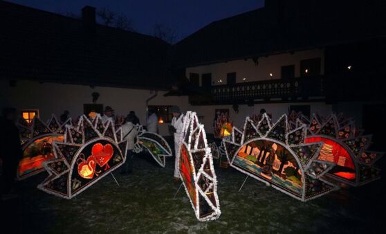 Traditioneller Glöcklerlauf in Gmunden: Traunstoana trotzen Wind und Wetter