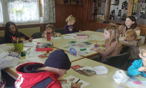 Kinderfreunde Wolfern basteln für den Osterhasen