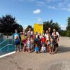 98 Kinder beim Schwimmkurs