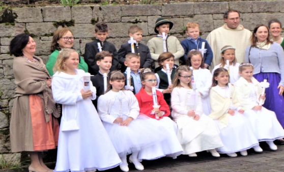 Scharnstein : Erstkommunionsfest mit Festgottesdienst vom Herrn Pfarrer P. Leopold zelebriert.