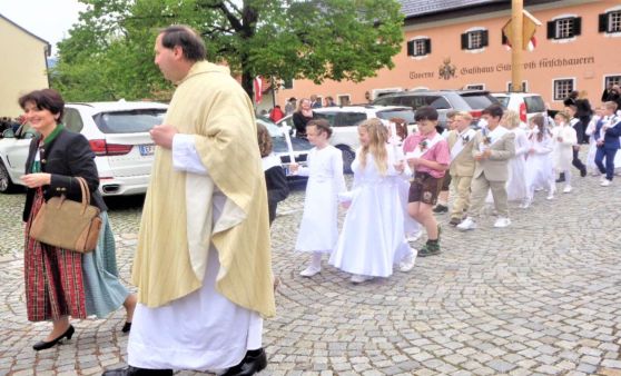 Scharnstein/Viechtwang : Erstkommunion in der Pfarre Viechtwang am Muttertag.