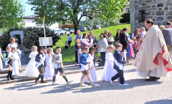 St. Konrad : Erstkommunion bei sonnigem Frühlingswetter.